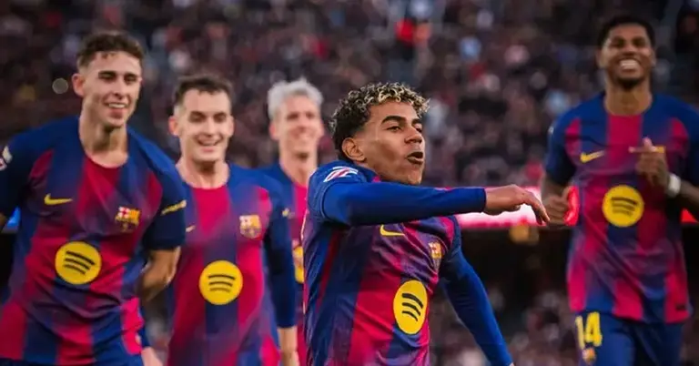 জয় উদযাপন করছে বার্সেলোনার ফুটবলাররা